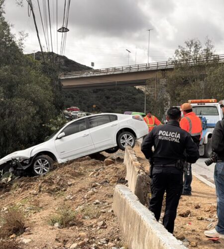 Conductor cae a barranco en la carretera libre Rosarito-Tijuana