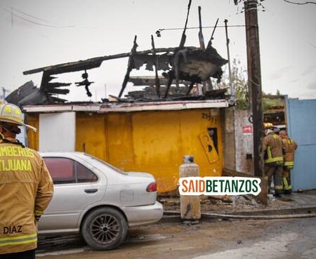 Incendio destruye vivienda en Tijuana; bomberos rescatan a gata y sus dos crías