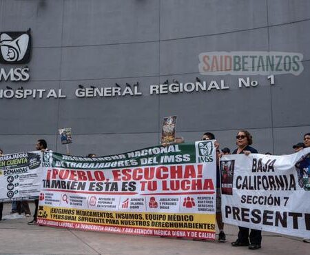 Marchan por tercera vez trabajadores del IMSS en Tijuana; denuncian falta de medicamentos y material